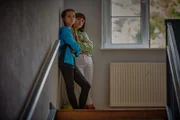 Nesrin (Julie Marienfeld, li.) und Annika (Merle Sophie Eimann, re.) planen eine schleimige Rache.
