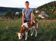 Jonathan Bürkle aus Loßburg wird den Rinderhof seines Vaters übernehmen. Sie haben den Betrieb zum Wohlfühlstall aufgerüstet; voll automatisiert mit Melkmaschinen und Futterroboter und Sensorhalsbändern. Das spart Arbeit und ermöglicht Jonathan, sich mehr um das Wohlergehen der Tiere zu kümmern.