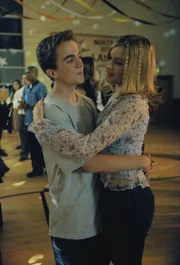 Malcolm (Frankie Muniz, l.) und Alison (Brittany Finamore, r.) kommen sich auf dem Schulball ein klein wenig näher.