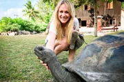 Entertainment-Managerin Cori streichelt Schildkröten im Marine Park in Curieuse auf der Insel Praslin (Seychellen).