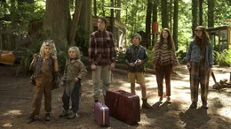 Trotz Verbots des Gro&szlig;vaters bestehen die Kinder auf ihr Recht, Abschied von ihrer Mutter zu nehmen: Zaja (Shree Crooks), Nai (Charlie Shotwell), Bo (George MacKay), Rellian (Nicholas Hamilton), Kielyr (Samantha Isler) und Vespyr (Annalise Basso, v.l.).