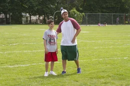 Keithie Feder (Cameron Boyce, l.); Lenny Feder (Adam Sandler, r.)