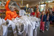 TanzTapir hat an der Kasse im Supermarkt ein Chaos hinterlassen. Singa und die TanzlAlarm-Kids fragen sich, was da los war?