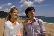 Amy (Annekathrin Bach) und Daniel (Roman Rossa) genießen den gemeinsamen Strandspaziergang und entdecken am Himmel einen alten Bekannten.
