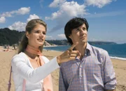 Geniessen den gemeinsamen Strandspaziergang: Annekathrin Bach als Amy, Roman Rossa als Daniel