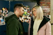 Ronny (Bela Klentze) versucht, Marie (Cheyenne Pahde) bei ihrem Gefühlschaos den nötigen Halt zu geben.