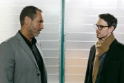 Richard (Silvan-Pierre Leirich, l.) verschweigt Kommissar Hetzel (Marc Dumitru), dass Maximilian weiter gegen Vincent agiert.