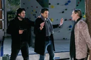 Maximilian (Franciso Medina, l.) versucht Vincent (Daniel Buder) zu überwältigen und Isabelle (Ania Niedieck) zu befreien...