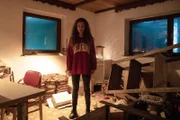 Frustriert darüber, dass Arian sie ohne ein Wort sitzen gelassen hat, lässt Charlie (Marlene Tanczik) ihre Wut an dessen verwaister Wohnung aus.