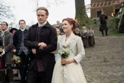 Outlander - Die Highland-Saga Staffel 5 Folge 1 David Berry (2.v.l.) als Lord John Grey, Sam Heughan als Jamie Fraser, Sophie Skelton als Brianna Randall Fraser