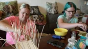 Sandra bastelt leidenschaftlich gerne und versucht derzeit, einige Körbchen in Handarbeit fertigzustellen.
