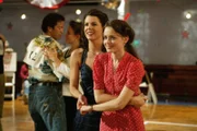 Lorelai (Lauren Graham, l.) will unbedingt den diesjährigen Tanzmarathon gewinnen, als sie jedoch keinen Partner findet, muss Rory (Alexis Bledel, r.) ihr helfen ...