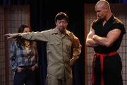 Chang (Ken Jeong, M.) hat große Schauspielträume, als er für eine Schulproduktion von "Karate Kid" vorspricht. Doch Annie könnte ihm da die Show stellen ...
