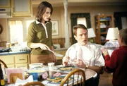 Lois (Jane Kaczmarek, l.) und Hal (Bryan Cranston, M.) sind fassungslos: Dewey (Erik Per Sullivan, r.) präsentiert seinen lebendigen Goldfisch ... Lois (Jane Kaczmarek, l.) und Hal (Bryan Cranston, M.) sind fassungslos: Dewey (Erik Per Sullivan, r.) präsentiert seinen lebendigen Goldfisch ...