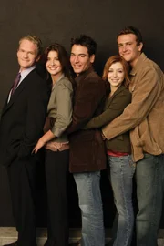 (1. Staffel) - Einblick in die Vergangenheit von Ted (Josh Radnor, M.), Marshall (Jason Segel, r.), Barney (Neil Patrick Harris, l.), Lily (Alyson Hannigan, 2.v.r.) und Robin (Cobie Smulders, 2.v.l.) ...