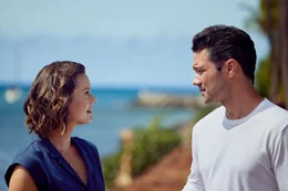 Hannah (Ashley Williams, li.) und Josh (Ryan Paevey, re.) wurden beide vor dem Traualtar sitzen gelassen. Als sie sich im Park &uuml;ber den Weg laufen und dann sogar f&uuml;r ihre Flitterwochen im selben Urlaubsresort landen, lernen sie sich immer besser kennen.