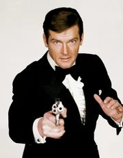Roger Moore (James Bond).