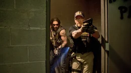 L-R: Grinder (Joe Manganiello) und John 'Breacher' Wharton (Arnold Schwarzenegger)