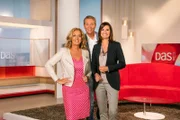 Moderatoren Bettina Tietjen, Hinnerk Baumgarten und Inka Schneider begrüßen ihre Gäste auf dem berühmten roten Sofa.