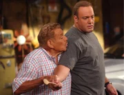 L-R: Arthur (Jerry Stiller) und Doug (Kevin James)