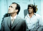 Charles Ingalls (Michael Landon, r.) hat soeben Peter, den neuen Gast von Nels Oleson (Richard Bull, l.), kennen gelernt.