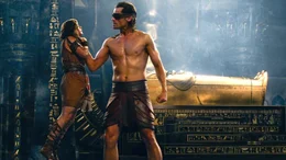 Bek (Brenton Thwaites, li.) und Horus (Nikolaj Coster-Waldau, re.) finden sich als Verb&uuml;ndete im Krieg gegen Set.