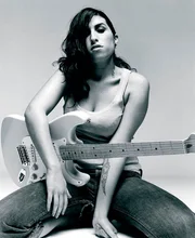Amy Winehouse drückt ihre Lebenseinstellungen auch auf ihrer Haut aus. Das Feder-Tattoo steht für die Schönheit in der Natur, Stärke, Mut und herausragenden Charakter.
