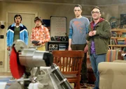 Der Killer-Roboter, den Leonard (Johnny Galecki, r.), Sheldon (Jim Parsons, 2.v.r.), Rajesh (Kunal Nayyar, l.) und Howard (Simon Helberg, 2.v.l.) gebaut haben, funktioniert nicht so wie erwünscht ...