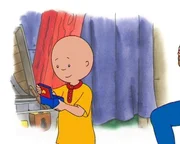 Caillou ist beistert von der Spieldose, die er auf dem Speicher gefunden hat.