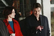 Auf einer Baustelle wird die hartgefrorene Leiche von Melanie Kavanaugh gefunden. Nat&uuml;rlich begleitet Richard Castle (Nathan Fillion, r.) Kate Beckett (Stana Katic, l.) zum Tatort.