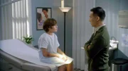 Dr. George Huang (B. D. Wong, r.) stellt in einer medizinichen Untersuchung fest, dass Cory (Cruz Santiago) sexuell missbraucht wurde. Ist der Täter mit Cory verwandt?