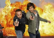 Ein Flammenmeer hält Semir (Erdogan Atalay, li.) und  Ben (Tom Beck) davon ab, die flüchtende Lara weiter zu verfolgen.