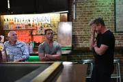 Gordon Ramsay (r.)