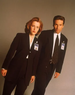 Dana Scully (Gillian Anderson, l.); Fox Mulder (David Duchovny, r.)