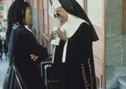Rechts: Deloris (Whoopi Goldberg)