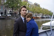 W&auml;hrend sie sich in Amsterdam auf die Spuren eines Autors begeben, kommen sich die an Schilddr&uuml;senkrebs erkrankte Hazel (Shailene Woodley, r.) und Gus (Ansel Elgort, l.), dem wegen eines Knochentumors ein Bein entfernt werden musste, n&auml;her, auch, wenn beide mit der Gewissheit ringen m&uuml;ssen, dass ihre junge Liebe wohl keine Zukunft haben wird ...