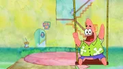 Zusammen mit seiner Adoptiv-Schwester Squidina und seinem Opa lebt er noch zu Hause bei seinen Eltern. Von seinem Zimmer aus, das einem alten Fernseher gleicht, versucht Patrick, seine Nachbarschaft als Entertainer zu begeistern, indem er die "Patrick Star Show" inszeniert.