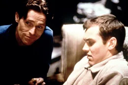 Um das gef&auml;hrliche Spiel testen zu k&ouml;nnen, l&auml;sst sich Ted (Jude Law, r.) von dem zwielichtigen Gas (Willem Dafoe, l.) helfen. Doch dieser treibt ein doppeltes Spiel ...