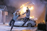 Semir (Erdogan Atalay, li.) und Ben (Tom Beck) können sich in letzter Sekunde vor der Explosion retten...