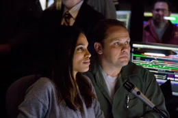 Connie (Rosario Dawson, l.)