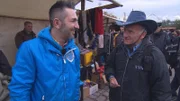 Trödelexperte Mauro Corradino und Lothar auf dem Flohmarkt.