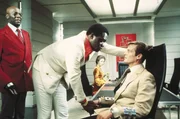 James Bond (Roger Moore) befindet sich in der Gefangenschaft von Mr. Big (Yaphet Kotto), Solitaire (Jane Seymour, im Hintergrund)) &uuml;berlegt, wie sie ihm helfen kann.