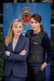 DC Janet Scott (Lesley Sharp, l.); DC Rachel Bailey (Suranne Jones, r.) DC Janet Scott (Lesley Sharp, l.); DC Rachel Bailey (Suranne Jones, r.)