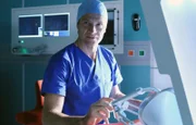 Dr. Martin Stein (Bernhard Bettermann) hat sich auf die Arbeit mit einem OP-Roboter spezialisieren lassen. Nun ist dieser angeschafft und Martin beginnt enthusiastisch das Training.