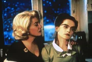 Gaby (Catherine Deneuve, li.) gibt ihrer altj&uuml;ngferlichen Schwester Augustine (Isabelle Huppert) einen vermeintlich guten Rat.