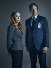 Scully (Gillian Anderson, l.) und Mulder (David Duchovny, r.) ...