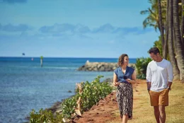 Hannah (Ashley Williams, li.) und Josh (Ryan Paevey, re.) wurden beide vor dem Traualtar sitzen gelassen. Als sie sich im Park &uuml;ber den Weg laufen und dann sogar f&uuml;r ihre Flitterwochen im selben Urlaubsresort landen, lernen sie sich immer besser kennen.  +++ Die Verwendung des sendungsbezogenen Materials ist nur mit dem Hinweis und Verlinkung auf RTL+ gestattet. +++