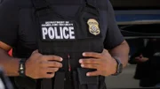 Ein HSI-Agent hält seine kugelsichere Weste während eines Briefings über eine bevorstehende Operation in Miami, Florida, fest (National Geographic)