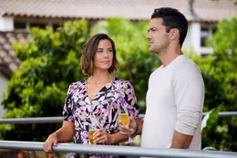 Hannah (Ashley Williams, li.) und Josh (Ryan Paevey, re.) wurden beide vor dem Traualtar sitzen gelassen. Als sie sich im Park &uuml;ber den Weg laufen und dann sogar f&uuml;r ihre Flitterwochen im selben Urlaubsresort landen, lernen sie sich immer besser kennen.  +++ Die Verwendung des sendungsbezogenen Materials ist nur mit dem Hinweis und Verlinkung auf RTL+ gestattet. +++