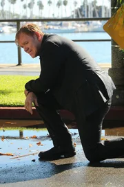 Nachdem ein Hydrant den Tatort unter Wasser gesetzt hat, wird die Suche nach dem Mörder des Pärchens für Horatio erheblich erschwert.